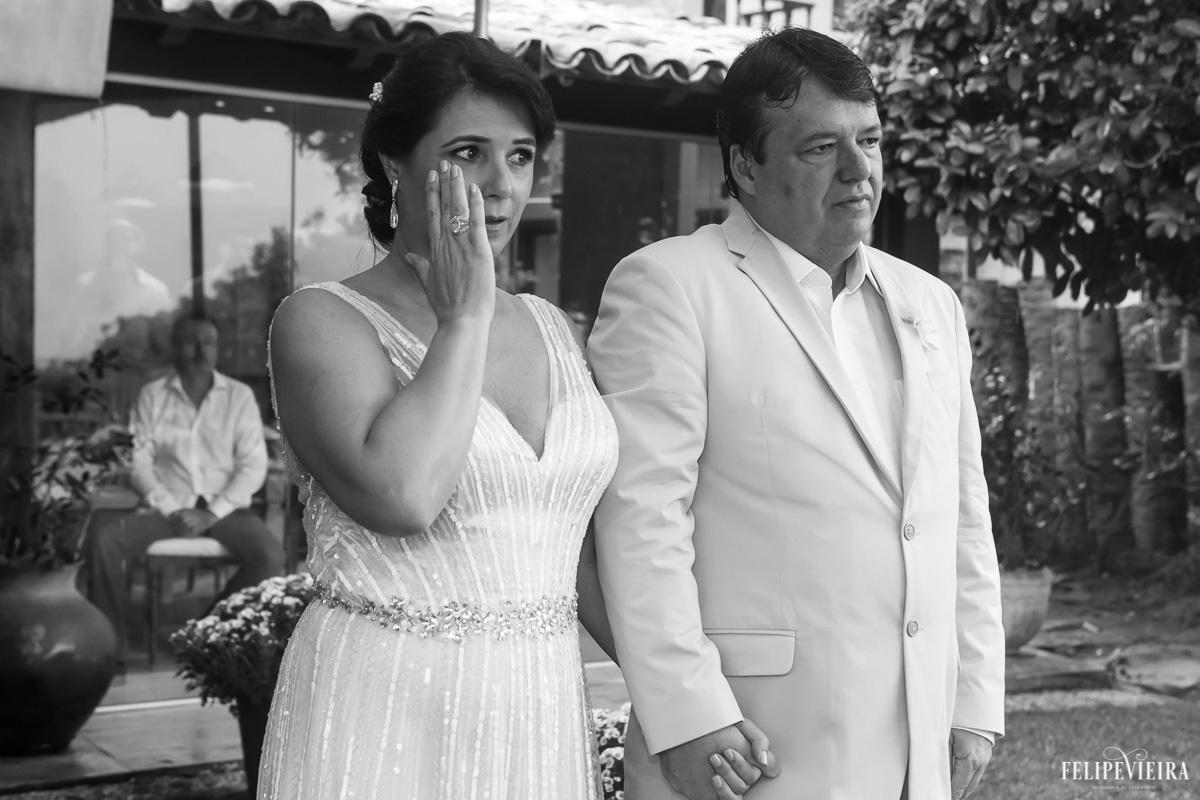 noivos de mãos dadas na cerimônia em feita por Felipe Vieira fotografo de casamentos em guarapari e grande vitória
