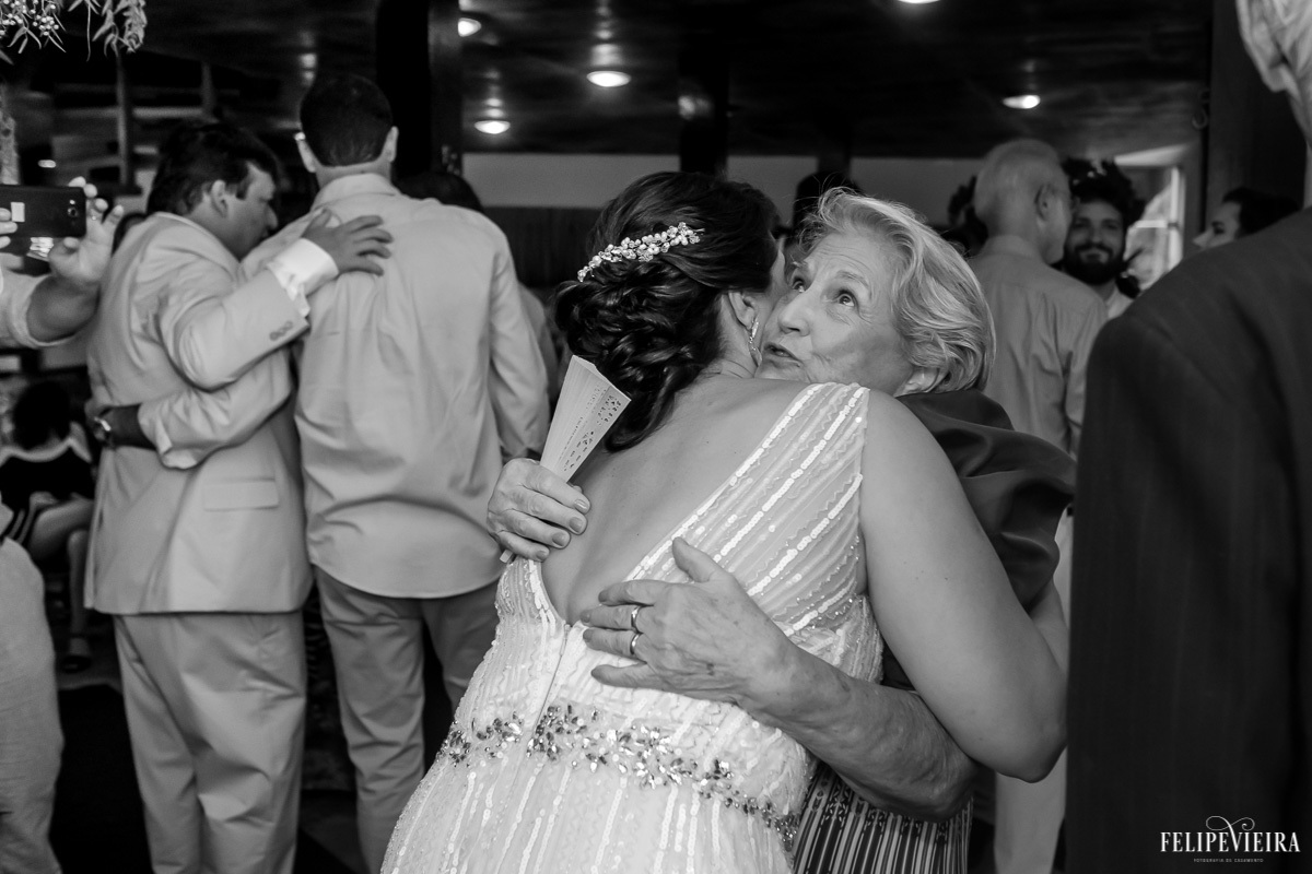 noiva cumprimentando os convidados na festa em feita por Felipe Vieira fotografo de casamentos em guarapari e grande vitória