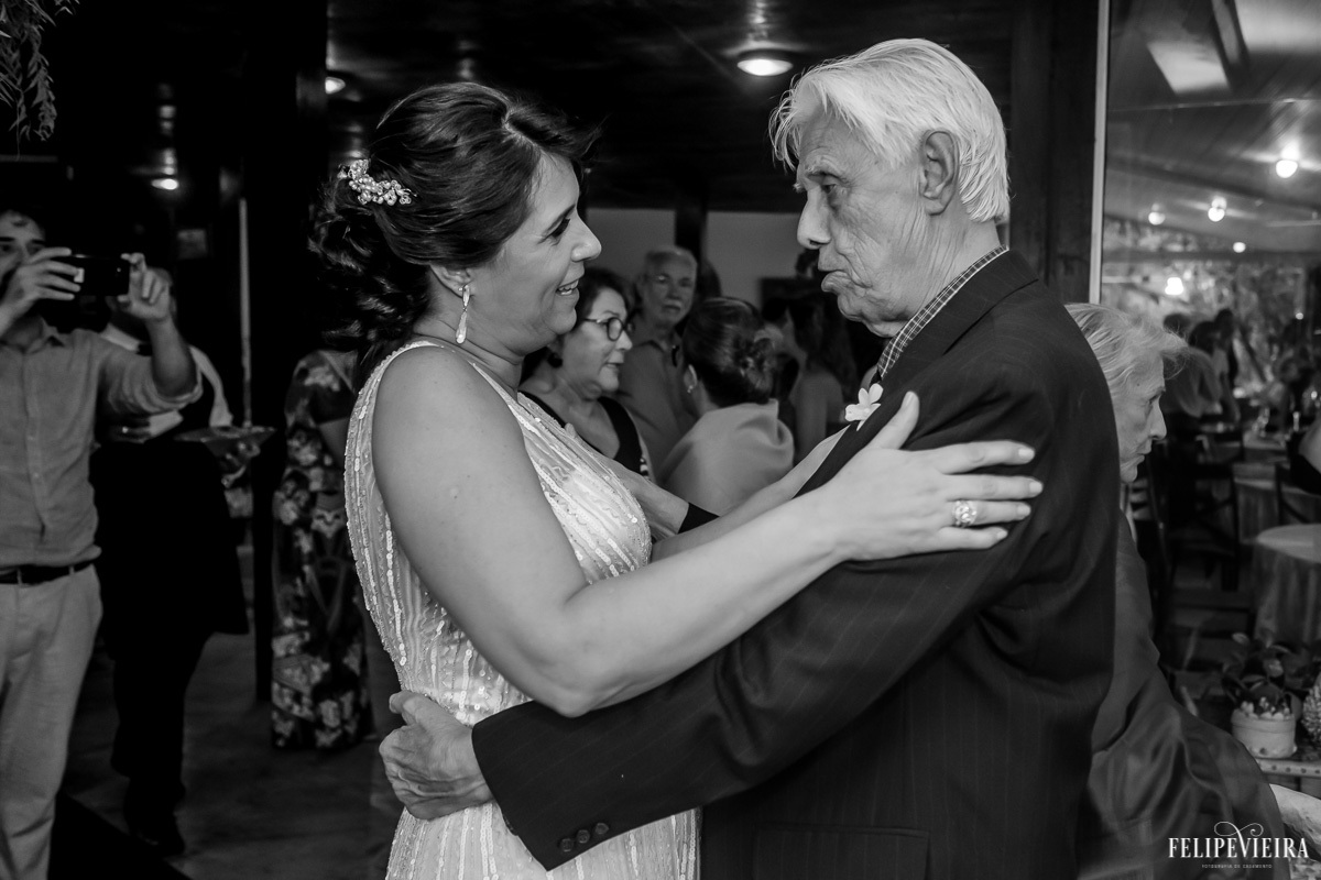 noiva abraçando os convidades na festa em feita por Felipe Vieira fotografo de casamentos em guarapari e grande vitória