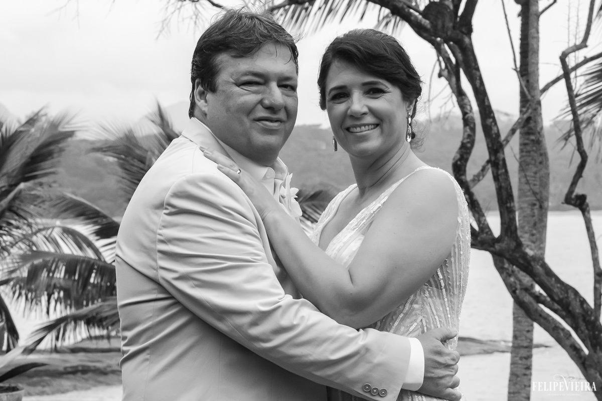 noivos abraçados em foto em preto e branco em feita por Felipe Vieira fotografo de casamentos em guarapari e grande vitória