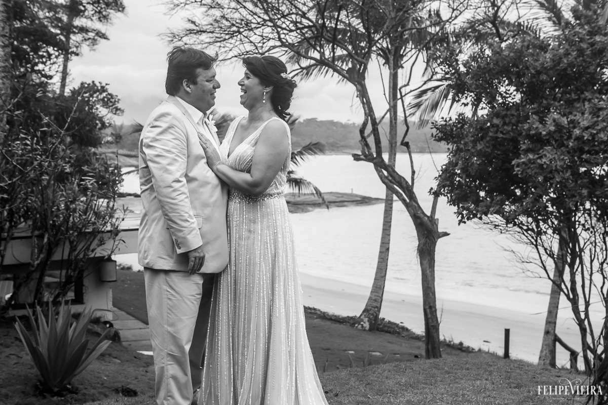 noivos de frente um para o outro e sorrindo em feita por Felipe Vieira fotografo de casamentos em guarapari e grande vitória