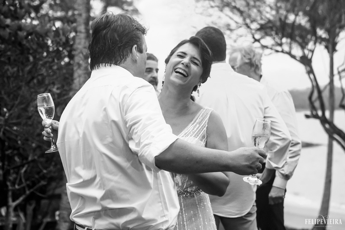 noiva sorrindo e dançando com o noivo na festa do casamento em feita por Felipe Vieira fotografo de casamentos em guarapari e grande vitória