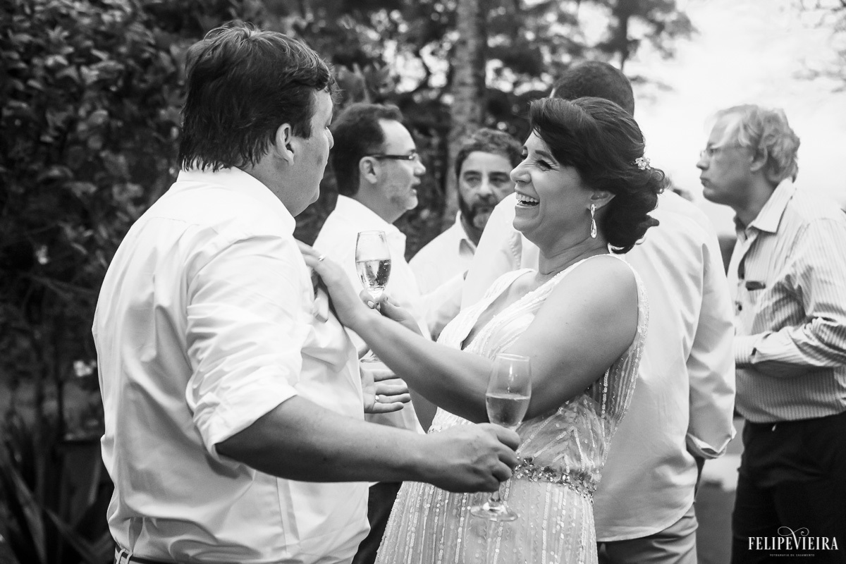 noivos dançando e sorrindo de frente um para o outro durante a festa em feita por Felipe Vieira fotografo de casamentos em guarapari e grande vitória