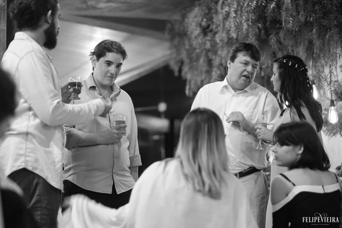 noivo conversando com os convidados na festa em feita por Felipe Vieira fotografo de casamentos em guarapari e grande vitória