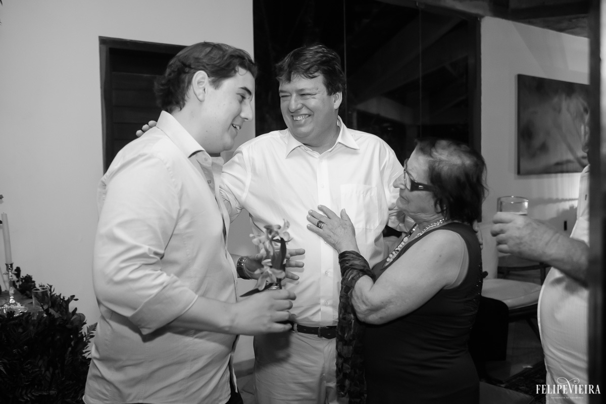 noivo sorrindo enquanto conversa em feita por Felipe Vieira fotografo de casamentos em guarapari e grande vitória