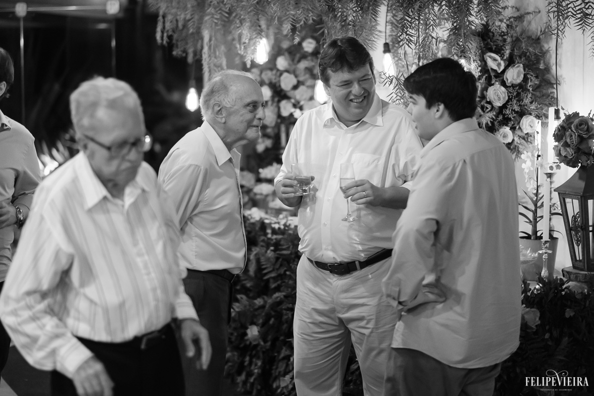 noivo com convidados sorrindo em feita por Felipe Vieira fotografo de casamentos em guarapari e grande vitória