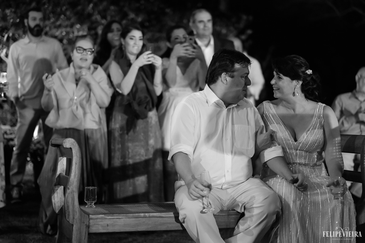 convidados tirando fotos dos noivos enquanto conversam em feita por Felipe Vieira fotografo de casamentos em guarapari e grande vitória