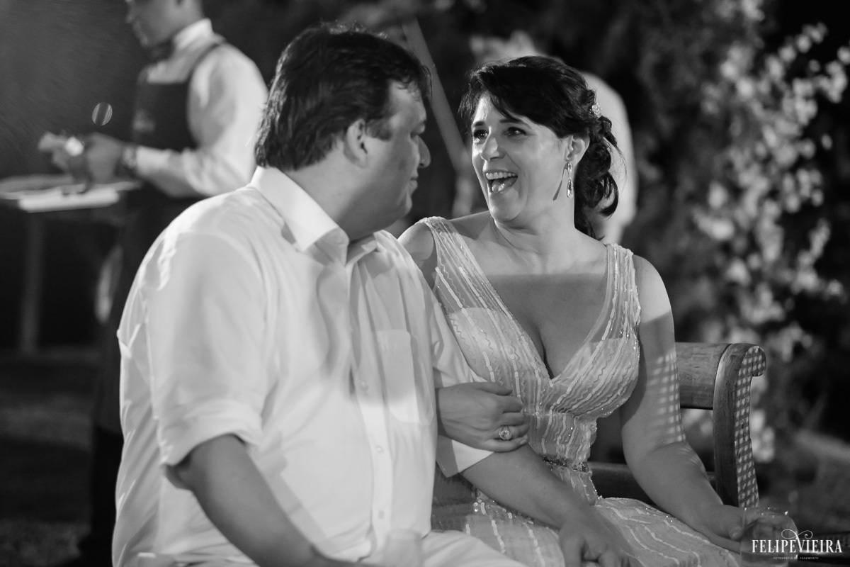 noivos olhando um para o outro e sorrindo em feita por Felipe Vieira fotografo de casamentos em guarapari e grande vitória