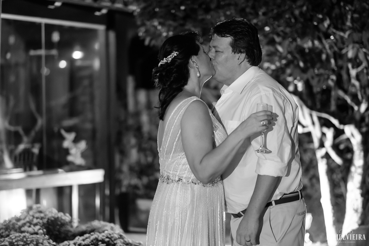 noivos se beijando na festa em foto em preto e branco em feita por Felipe Vieira fotografo de casamentos em guarapari e grande vitória
