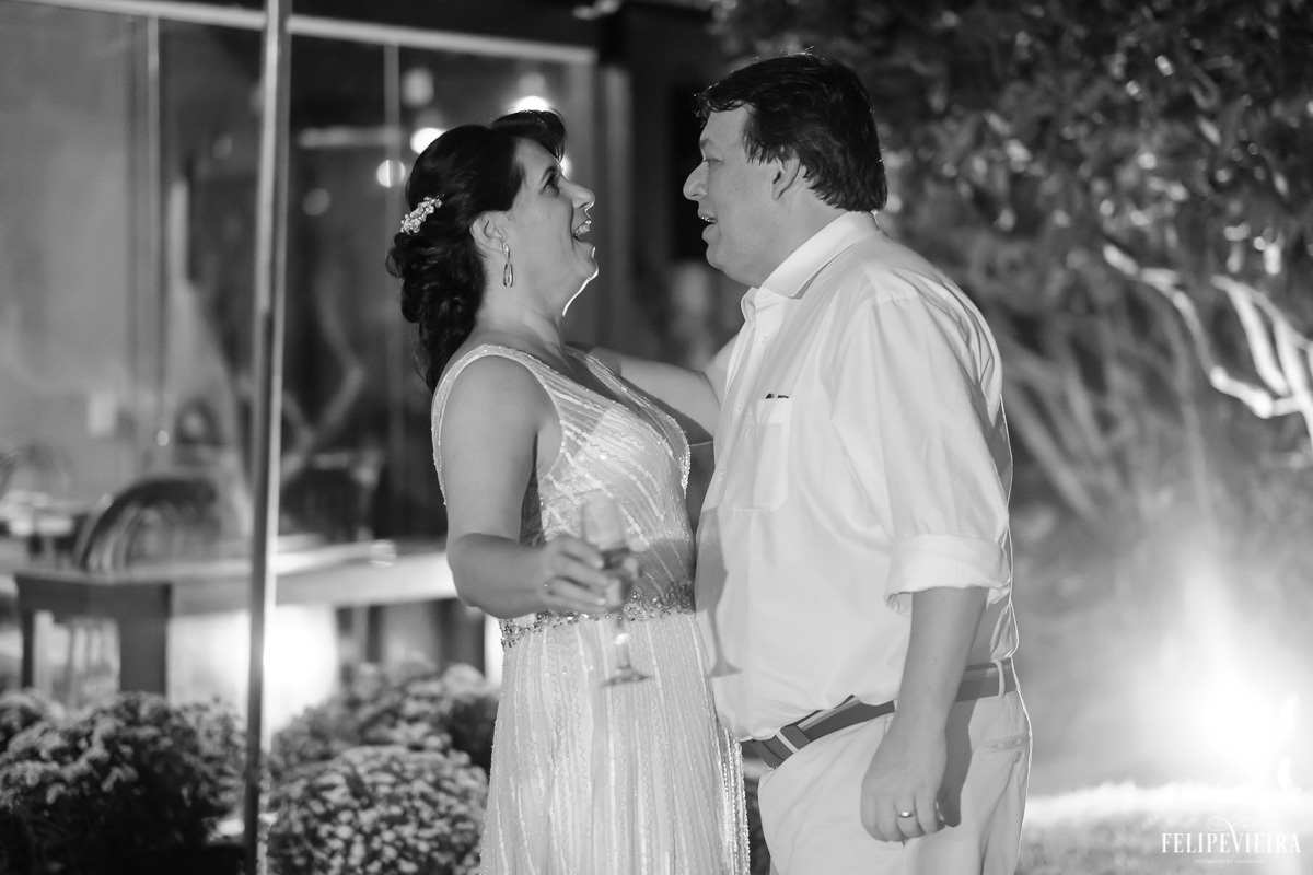 noivos abraçados e sorrindo na festa em feita por Felipe Vieira fotografo de casamentos em guarapari e grande vitória