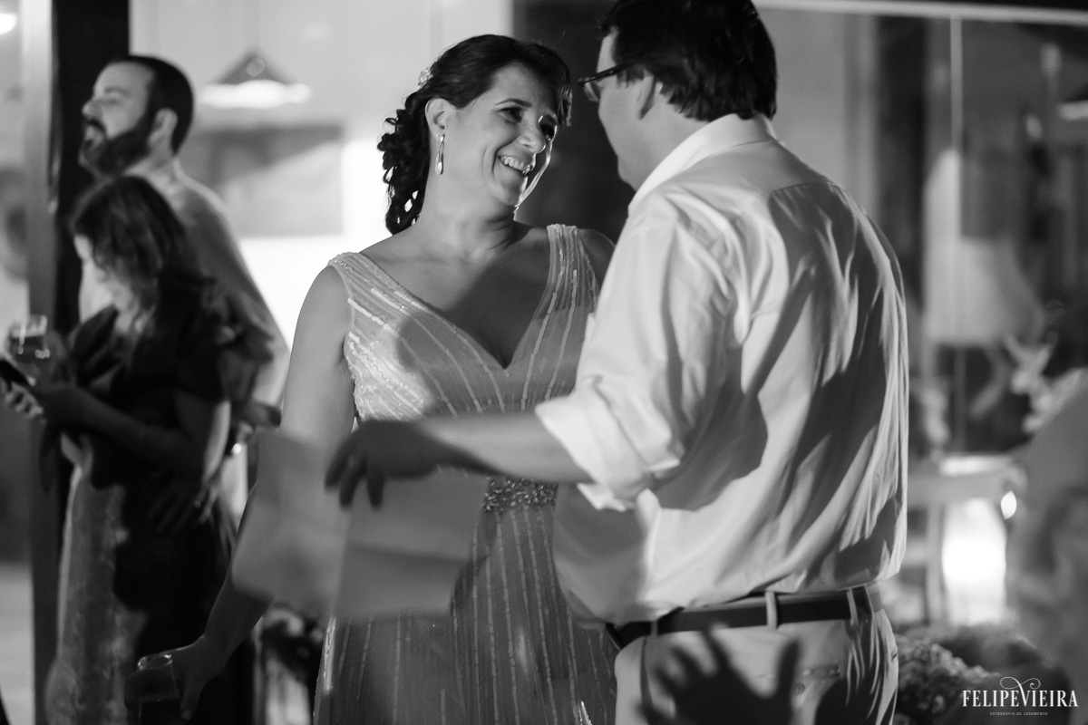 noivos conversando e sorrindo na festa em feita por Felipe Vieira fotografo de casamentos em guarapari e grande vitória