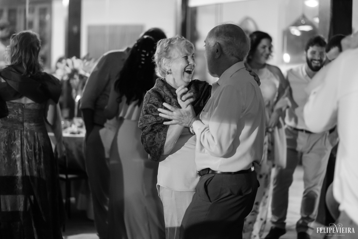 convidados dançando e sorrindo na festa em feita por Felipe Vieira fotografo de casamentos em guarapari e grande vitória