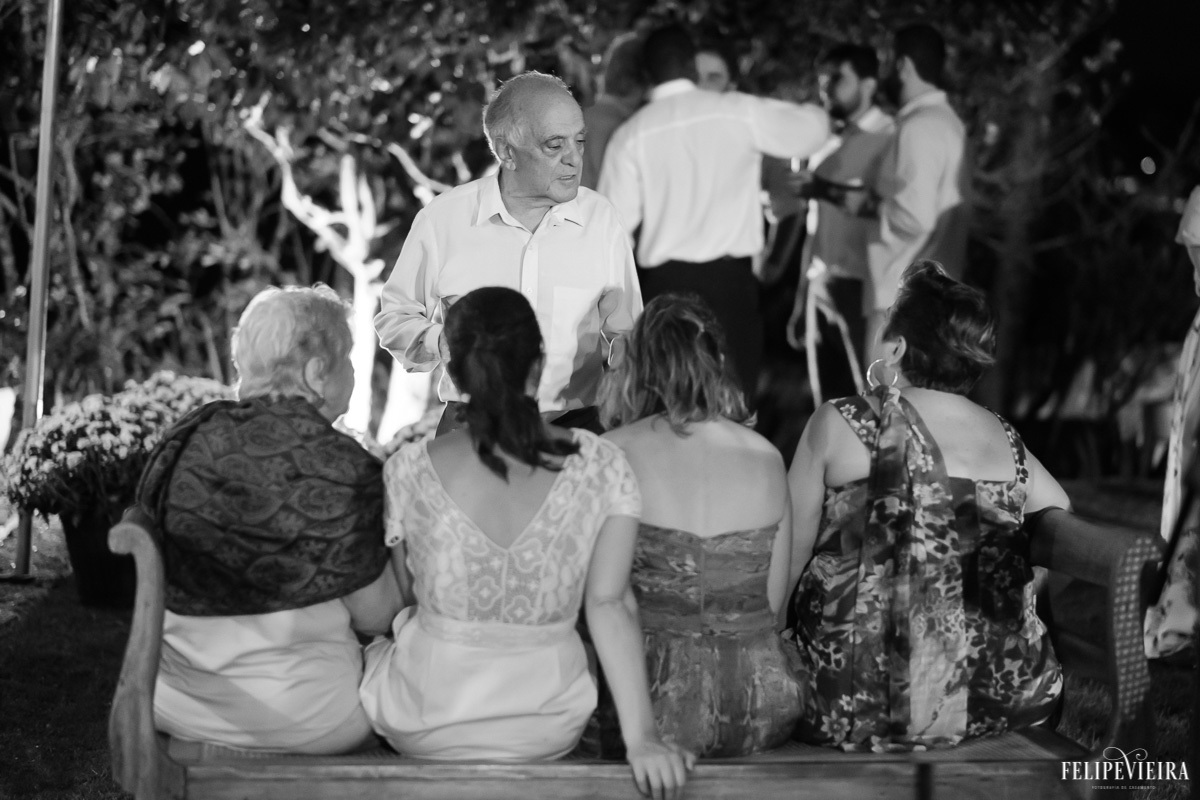 convidados conversando e sorrindo na festa em feita por Felipe Vieira fotografo de casamentos em guarapari e grande vitória