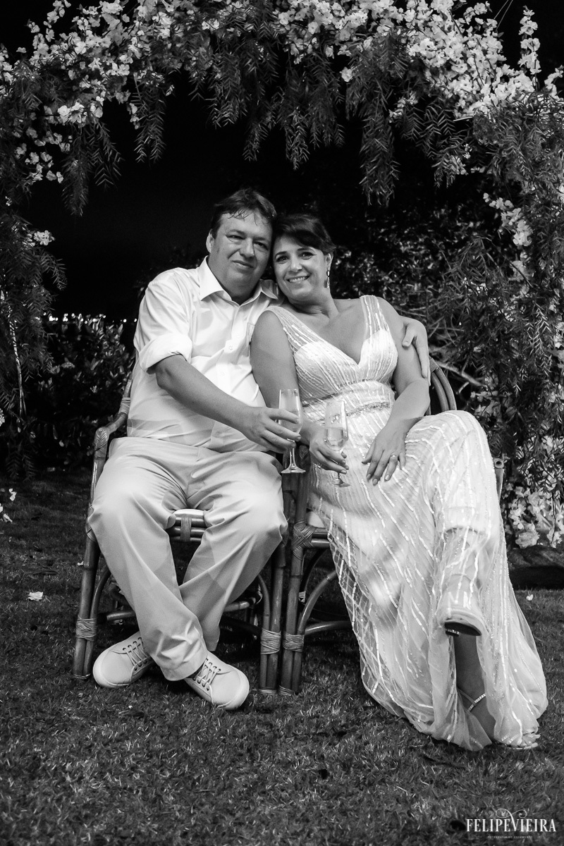 noivos sentados e abraçados ao fim da festa em feita por Felipe Vieira fotografo de casamentos em guarapari e grande vitória