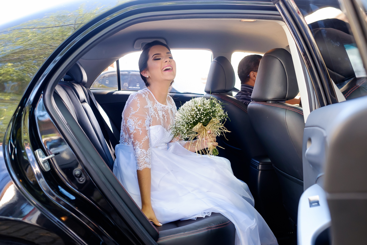 Casamento Guarapari, Festa de Casamento, Cerimonia igreja, Felipe Vieira Fotógrafo, felicidade, fotografia de casamento, vestido de noiva, entrada na igreja, Igrejinha, amor.