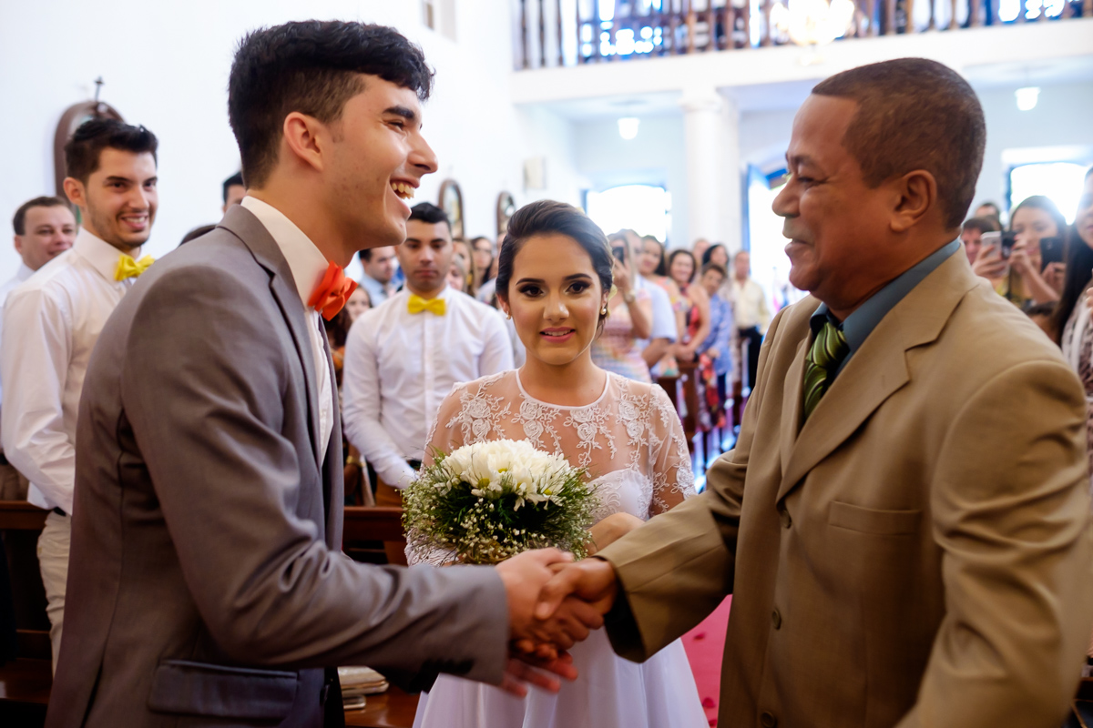 Casamento Guarapari, Festa de Casamento, Cerimonia igreja, Felipe Vieira Fotógrafo, felicidade, fotografia de casamento, vestido de noiva, entrada na igreja, Igrejinha, amor.