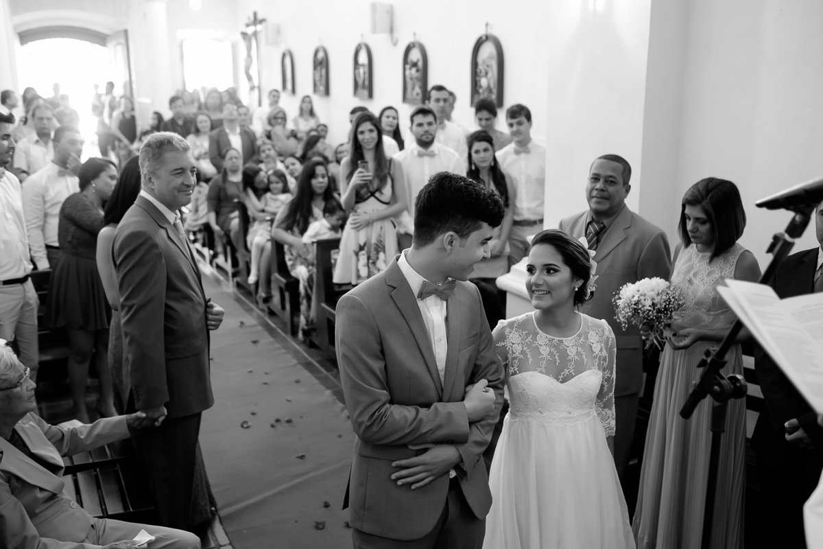 Casamento Guarapari, Festa de Casamento, Cerimonia igreja, Felipe Vieira Fotógrafo, felicidade, fotografia de casamento, vestido de noiva, entrada na igreja, Igrejinha, amor.