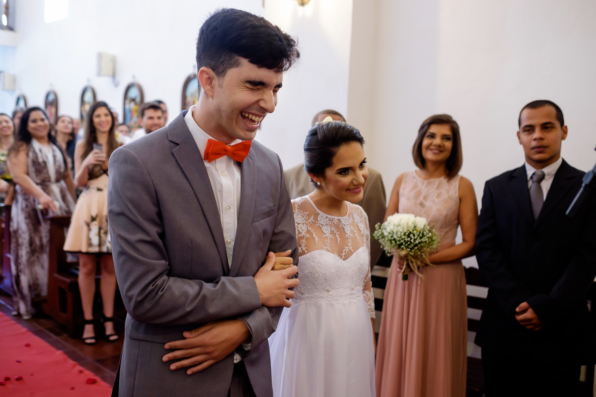 Casamento Guarapari, Festa de Casamento, Cerimonia igreja, Felipe Vieira Fotógrafo, felicidade, fotografia de casamento, vestido de noiva, entrada na igreja, Igrejinha, amor.