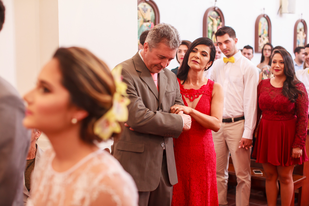 Casamento Guarapari, Festa de Casamento, Cerimonia igreja, Felipe Vieira Fotógrafo, felicidade, fotografia de casamento, vestido de noiva, entrada na igreja, Igrejinha, amor.