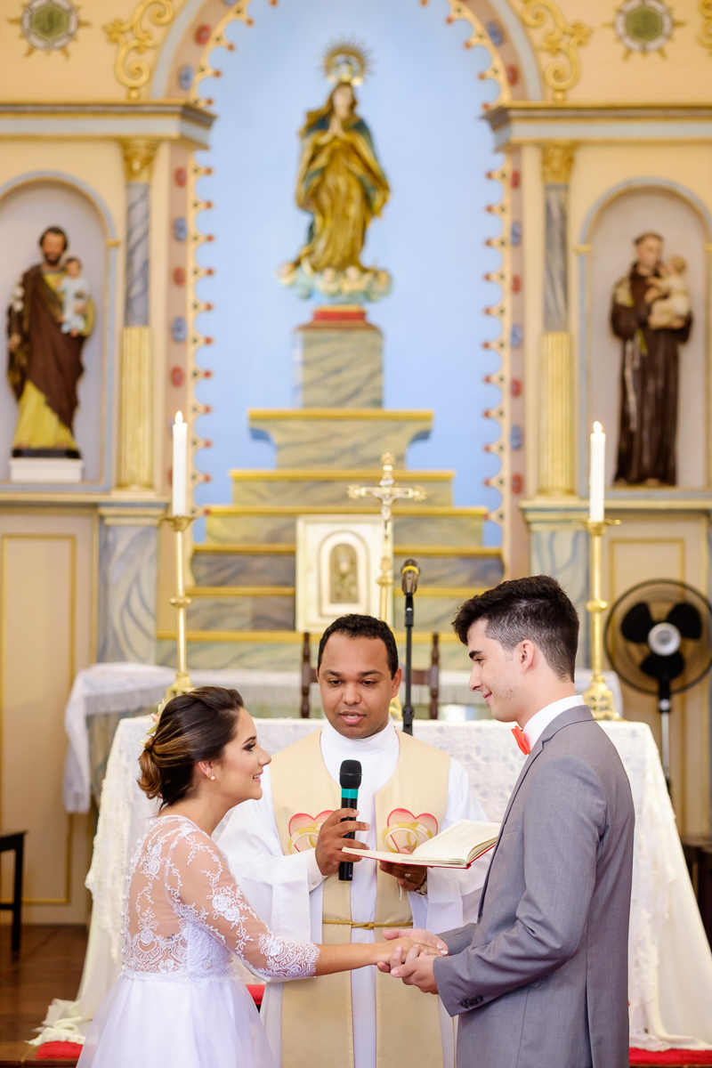 Casamento Guarapari, Festa de Casamento, Cerimonia igreja, Felipe Vieira Fotógrafo, felicidade, fotografia de casamento, vestido de noiva, entrada na igreja, Igrejinha, amor.