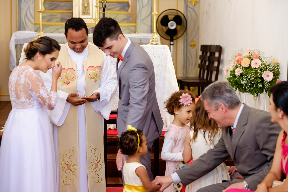 Casamento Guarapari, Festa de Casamento, Cerimonia igreja, Felipe Vieira Fotógrafo, felicidade, fotografia de casamento, vestido de noiva, entrada na igreja, Igrejinha, amor.