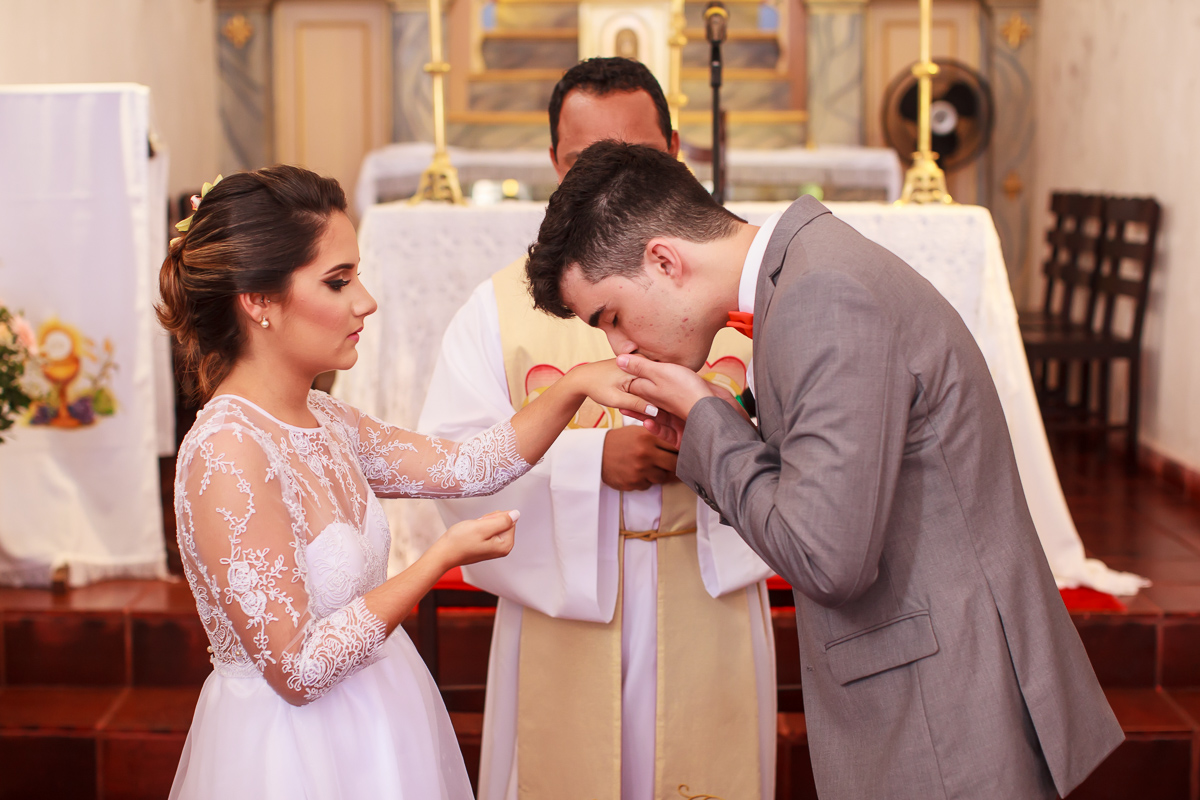 Casamento Guarapari, Festa de Casamento, Cerimonia igreja, Felipe Vieira Fotógrafo, felicidade, fotografia de casamento, vestido de noiva, entrada na igreja, Igrejinha, amor.