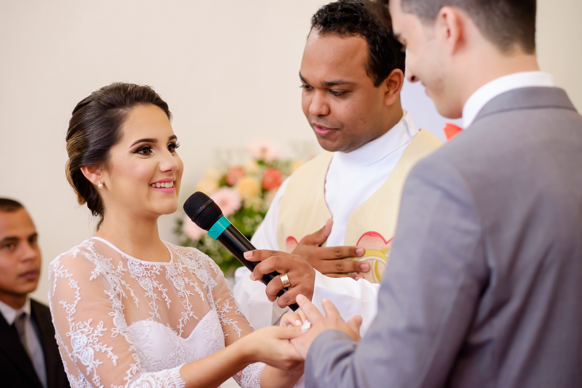 Casamento Guarapari, Festa de Casamento, Cerimonia igreja, Felipe Vieira Fotógrafo, felicidade, fotografia de casamento, vestido de noiva, entrada na igreja, Igrejinha, amor.