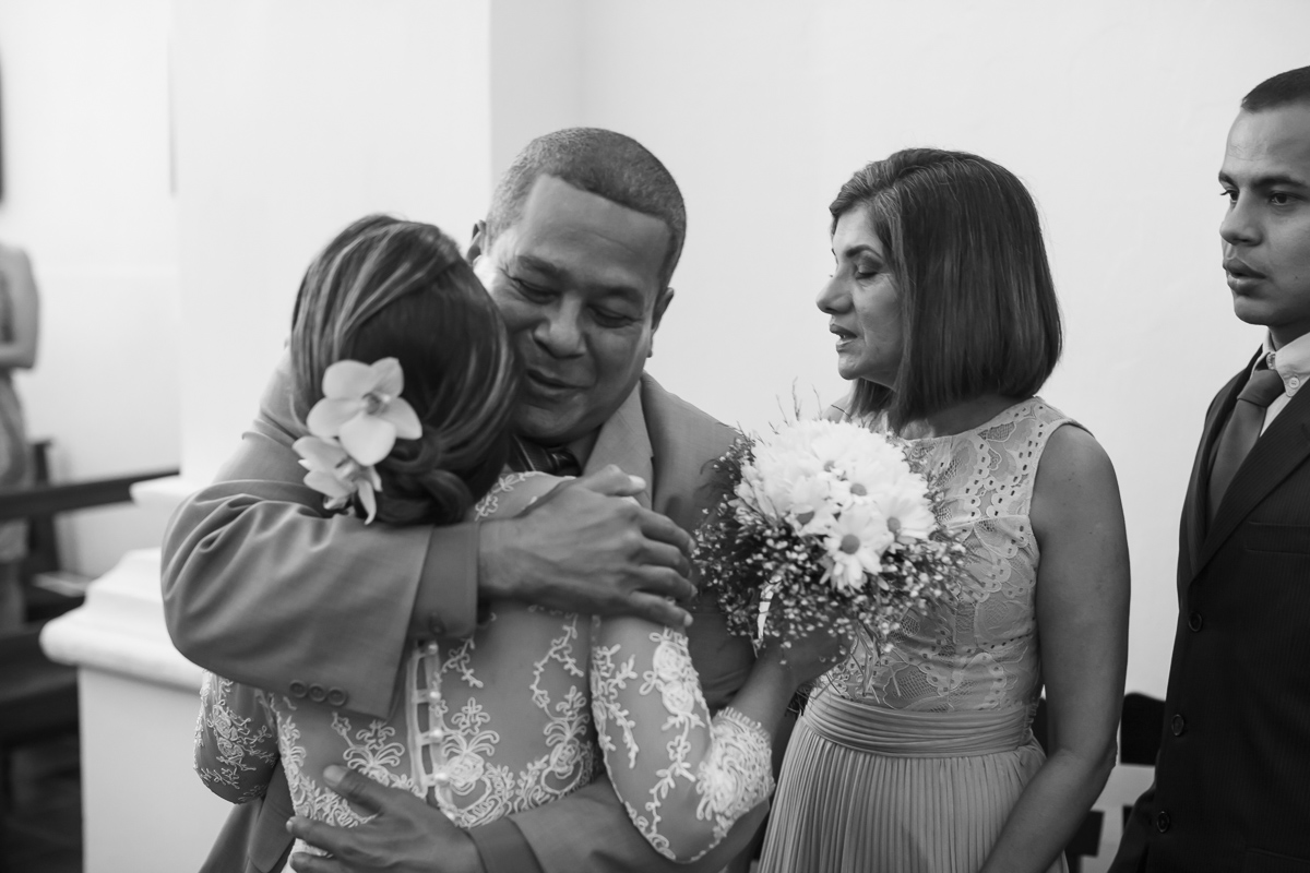 Casamento Guarapari, Festa de Casamento, Cerimonia igreja, Felipe Vieira Fotógrafo, felicidade, fotografia de casamento, vestido de noiva, entrada na igreja, Igrejinha, amor.