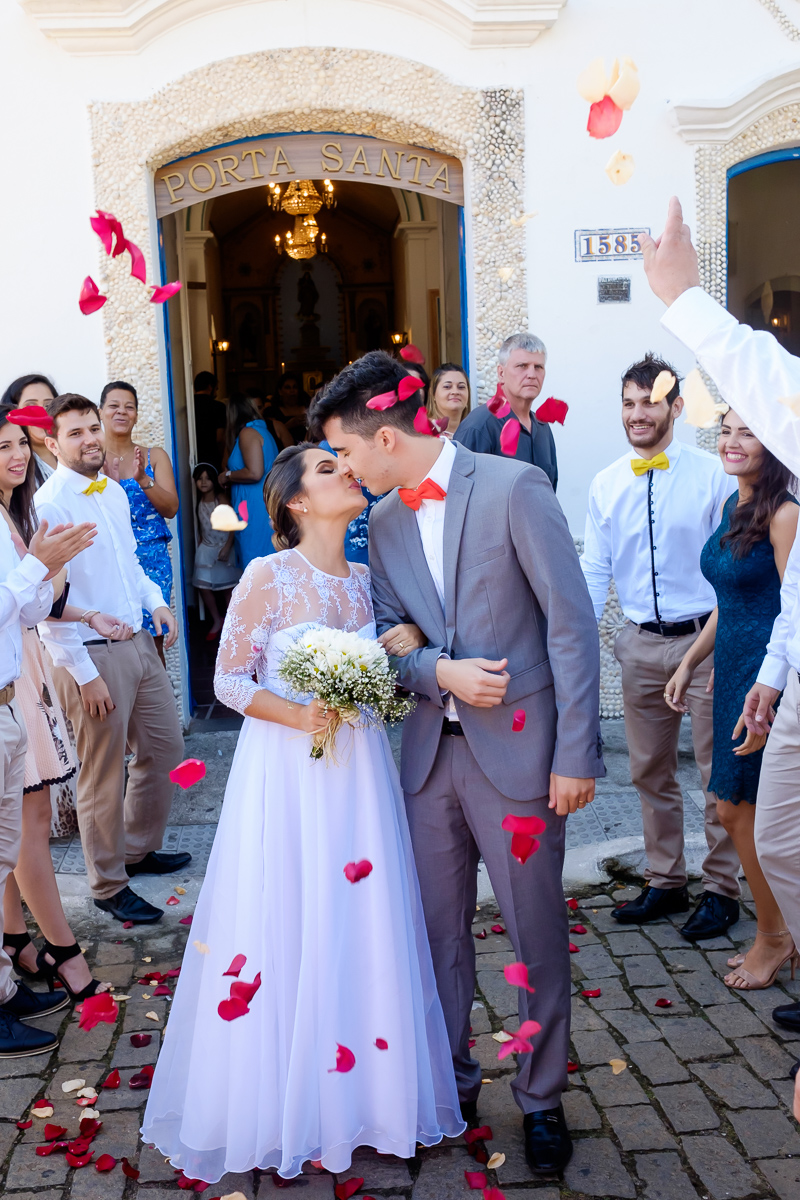 Casamento Guarapari, Festa de Casamento, Cerimonia igreja, Felipe Vieira Fotógrafo, felicidade, fotografia de casamento, vestido de noiva, entrada na igreja, Igrejinha, amor.