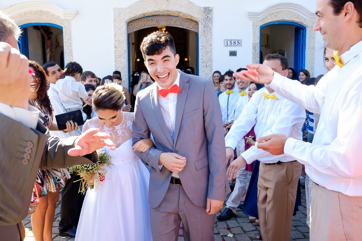 Casamento Guarapari, Festa de Casamento, Cerimonia igreja, Felipe Vieira Fotógrafo, felicidade, fotografia de casamento, vestido de noiva, entrada na igreja, Igrejinha, amor.