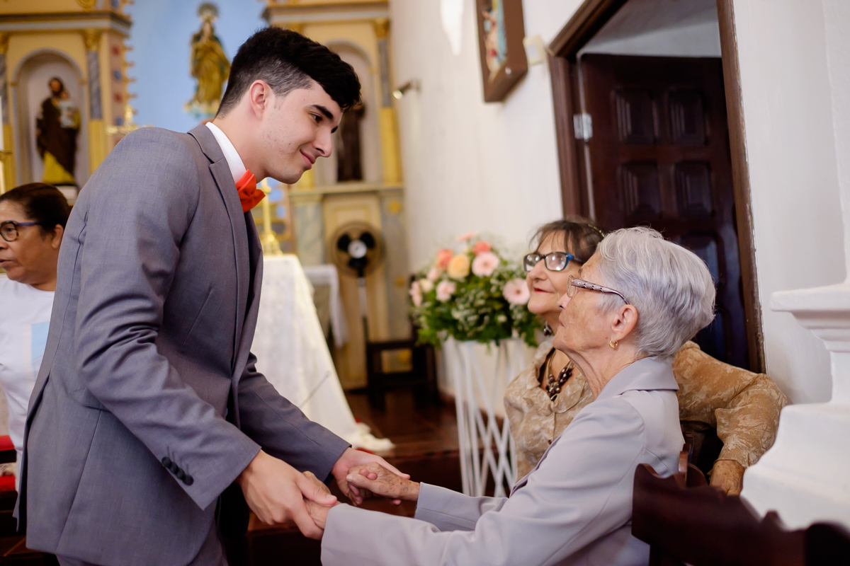 Casamento Guarapari, Festa de Casamento, Cerimonia igreja, Felipe Vieira Fotógrafo, felicidade, fotografia de casamento, vestido de noiva, entrada na igreja, Igrejinha, amor.