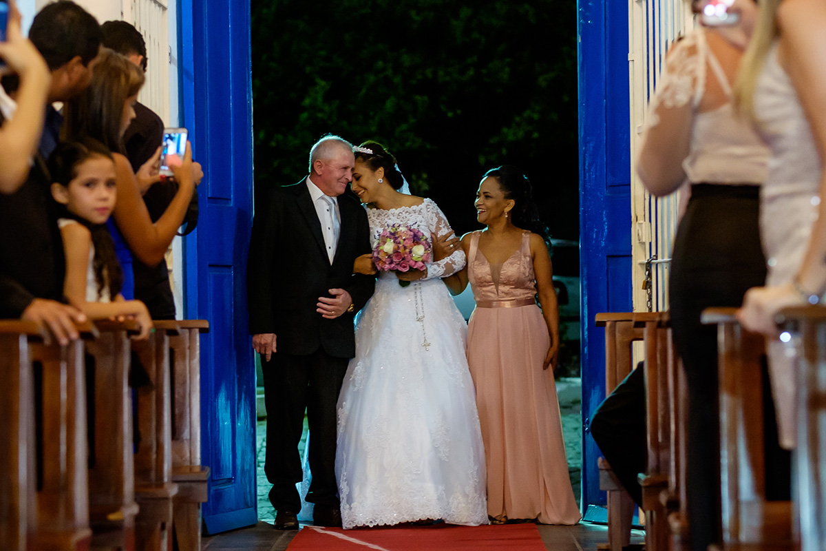 Casamento Guarapari, Festa de Casamento, Cerimonia igreja, Felipe Vieira Fotógrafo, felicidade, fotografia de casamento, vestido de noiva, entrada na igreja, Igrejinha