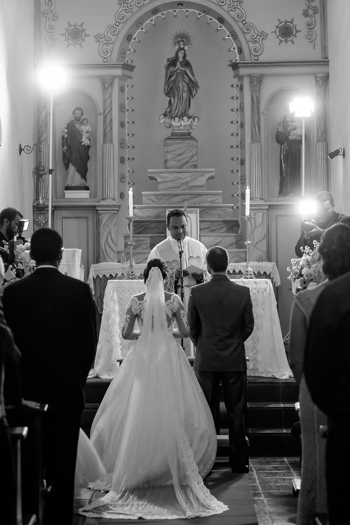 Casamento Guarapari, Festa de Casamento, Cerimonia igreja, Felipe Vieira Fotógrafo, felicidade, fotografia de casamento, vestido de noiva, entrada na igreja, Igrejinha, amor