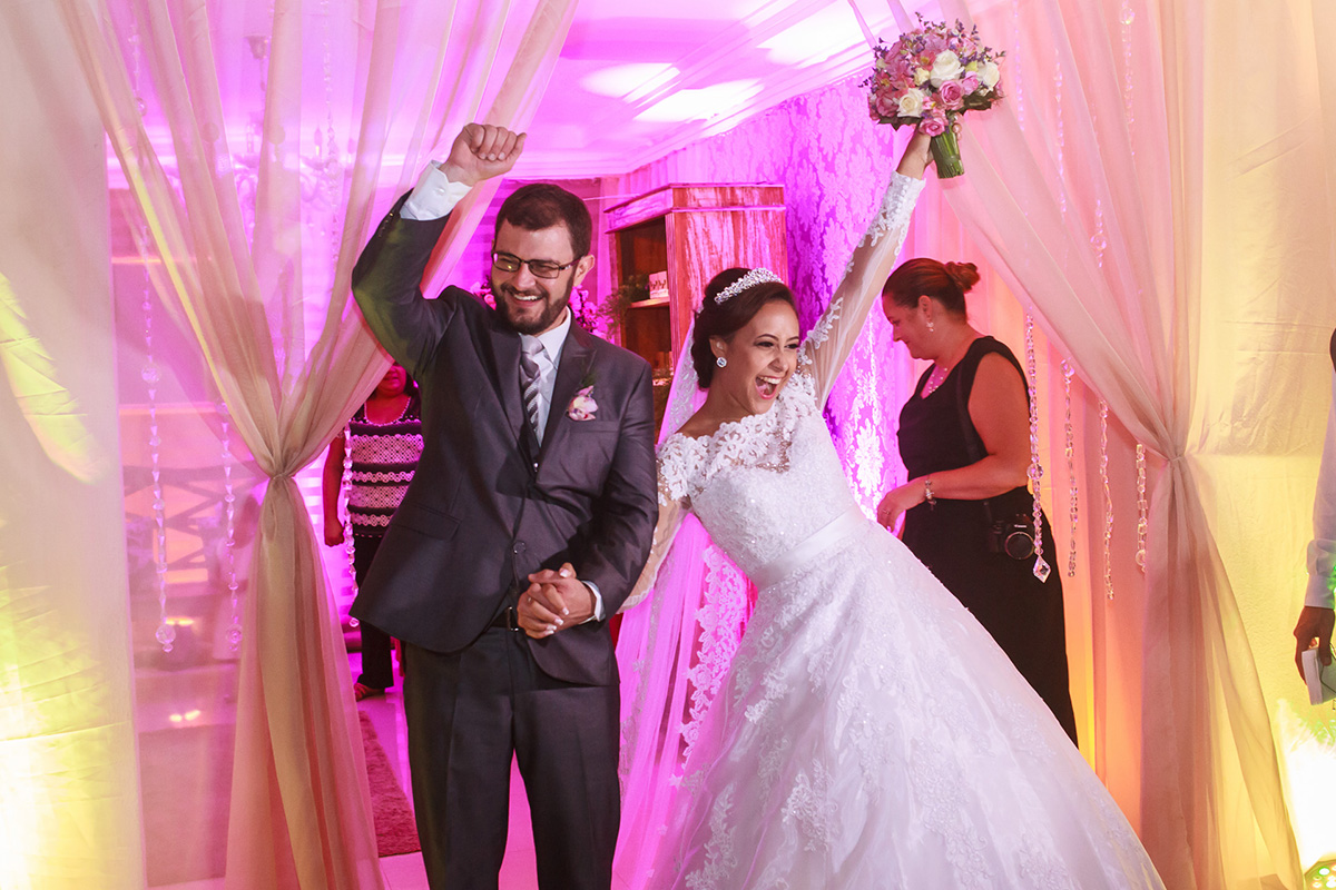 Casamento Guarapari, Festa de Casamento, Cerimonial Space Hall, Felipe Vieira Fotógrafo, noivos na festa, felicidade, vestido de noiva, fotografia de casamento, wedding day, party, noivos felizes.