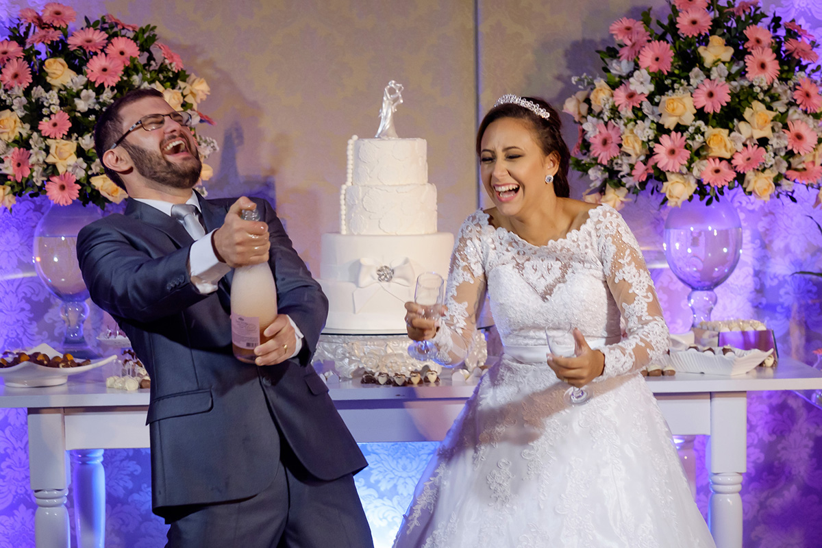 Casamento Guarapari, Festa de Casamento, Cerimonial Space Hall, Felipe Vieira Fotógrafo, noivos na festa, felicidade, vestido de noiva, fotografia de casamento, wedding party, bolo de casamento.