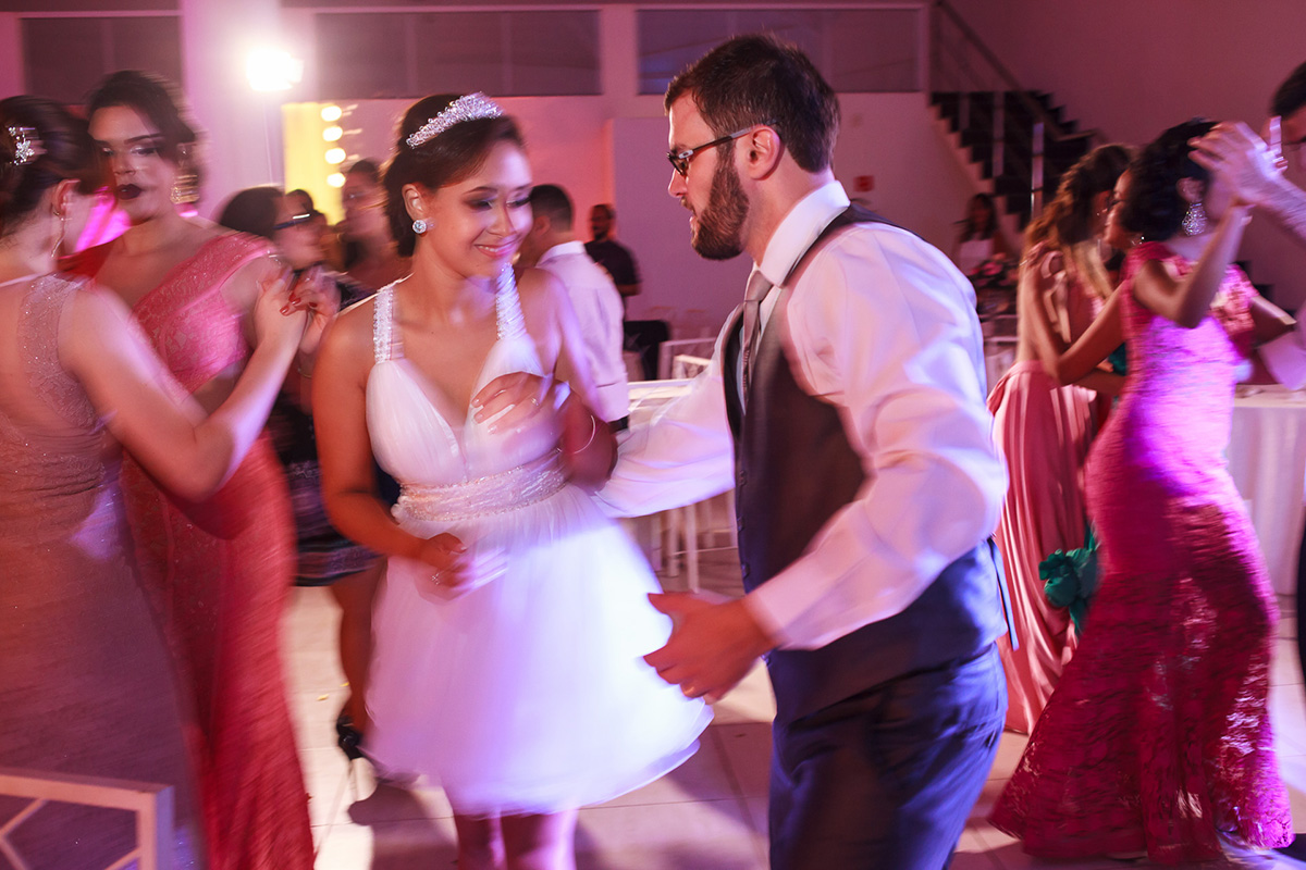 Casamento Guarapari, Festa de Casamento, Cerimonial Space Hall, Felipe Vieira Fotógrafo, noivos na festa, felicidade, vestido de noiva, fotografia de casamento, wedding party, dança de casamento.