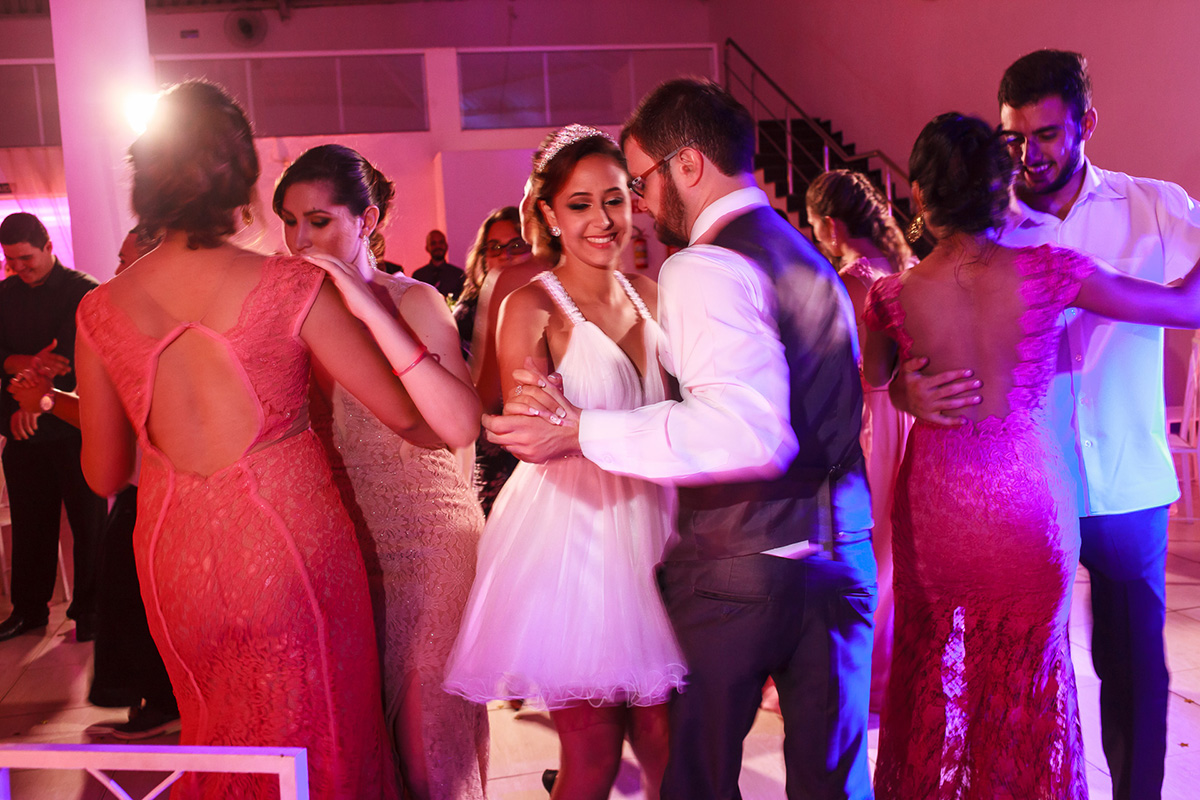 Casamento Guarapari, Festa de Casamento, Cerimonial Space Hall, Felipe Vieira Fotógrafo, noivos na festa, felicidade, vestido de noiva, fotografia de casamento, wedding party, dança de casamento.