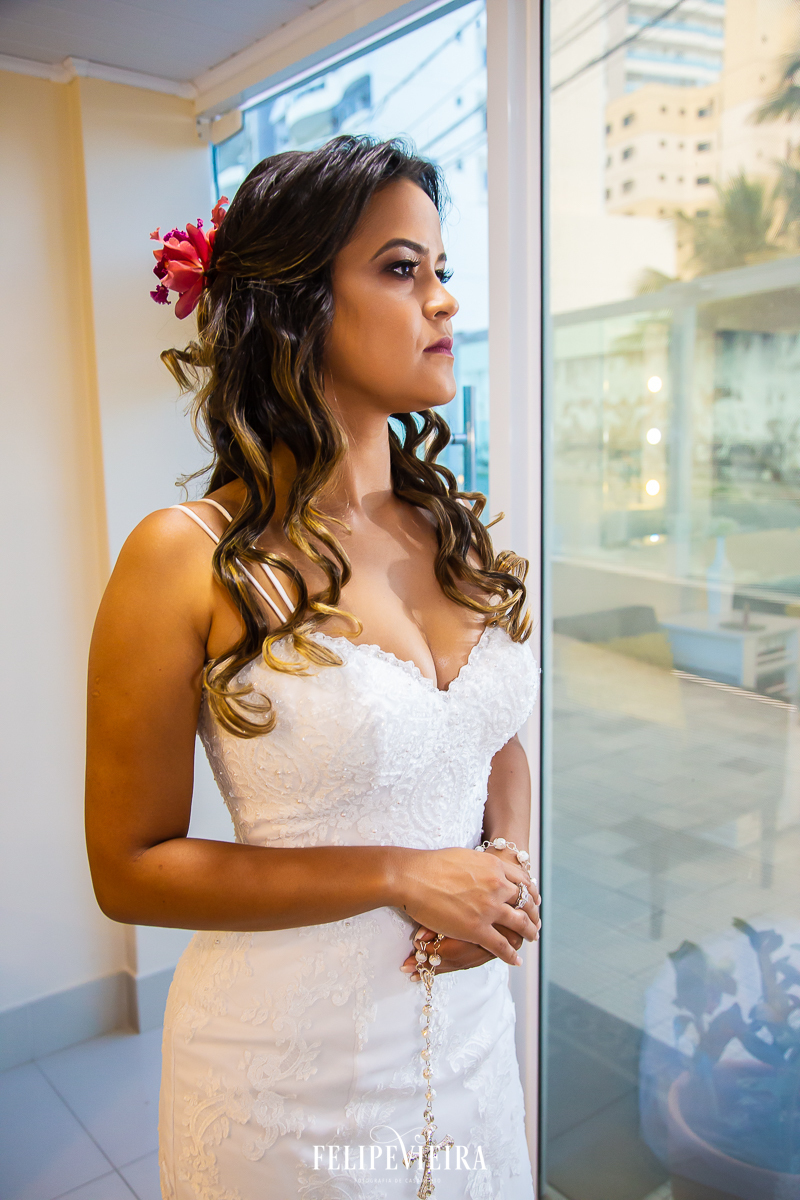 retrato da noiva mostrando o vestido da noiva durante o making of da noiva no salao