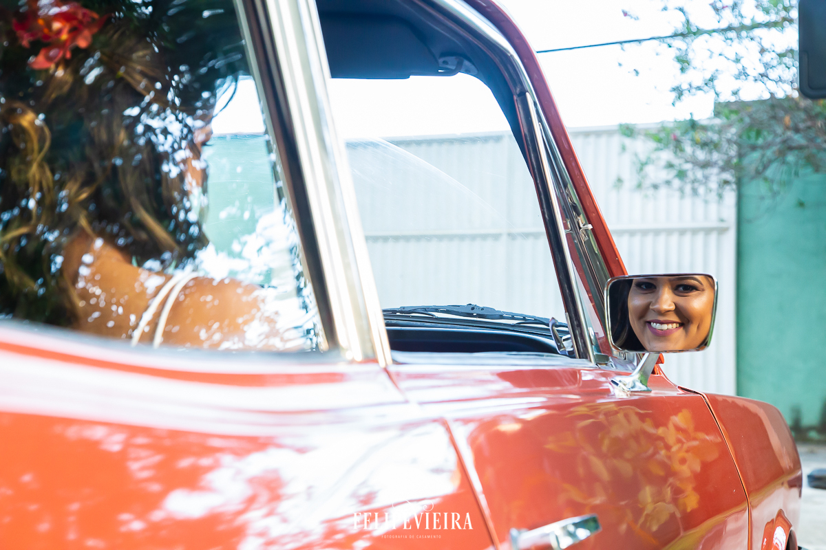 noiva em Guarapari no carro esperando para a cerimonia em Guarapari ao ar livre casamento no fim de tarde