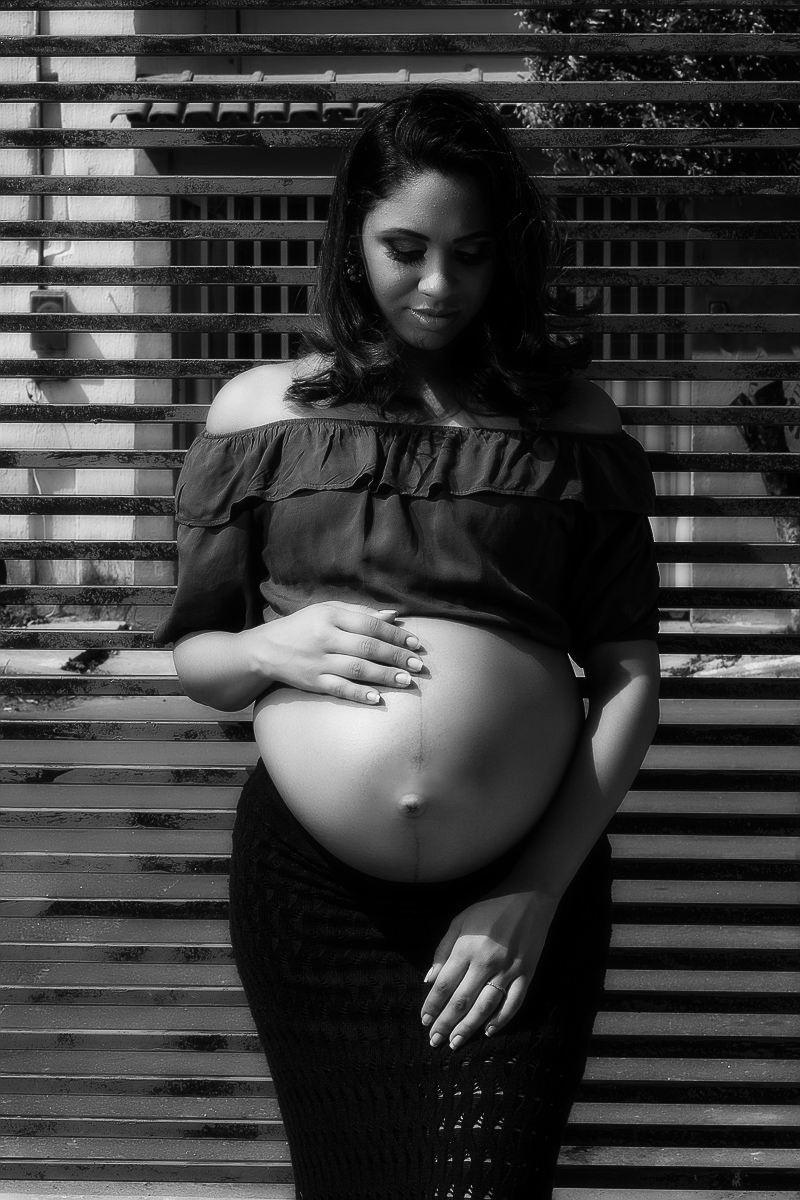 Ensaio gestante Kat Viera na Pousada Serra Negra em Guarapari por Felipe Vieira Fotografia em preto e branco