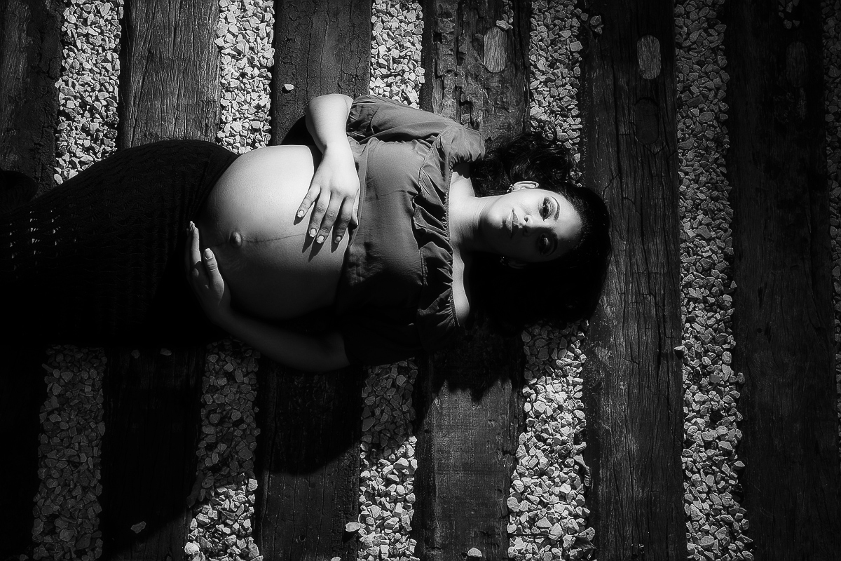 Ensaio gestante Kat Viera na Pousada Serra Negra em Guarapari por Felipe Vieira Fotografia em preto e branco