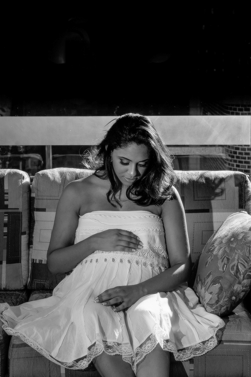 Ensaio gestante Kat Viera na Pousada Serra Negra em Guarapari por Felipe Vieira Fotografia em preto e branco