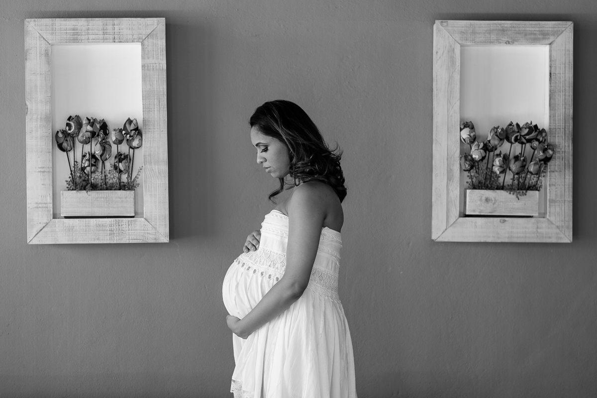 Ensaio gestante Kat Viera na Pousada Serra Negra em Guarapari por Felipe Vieira Fotografia em preto e branco