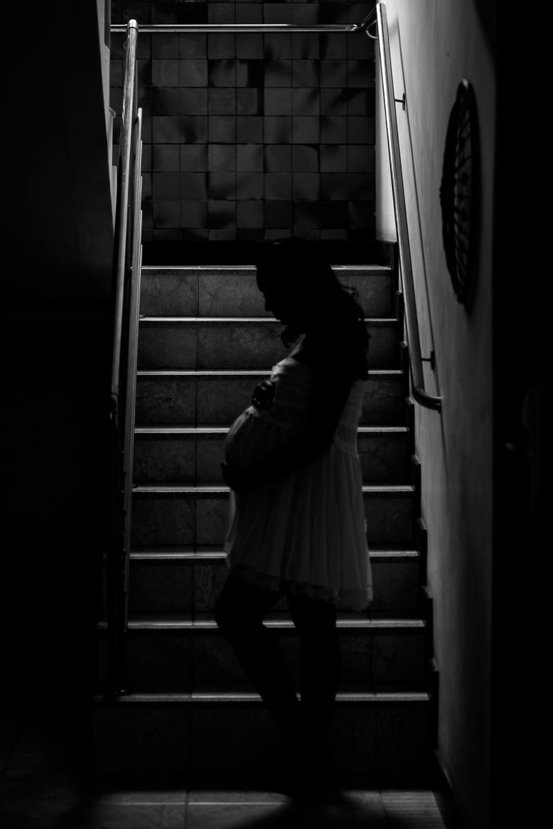 Ensaio gestante Kat Viera na Pousada Serra Negra em Guarapari por Felipe Vieira Fotografia em preto e branco