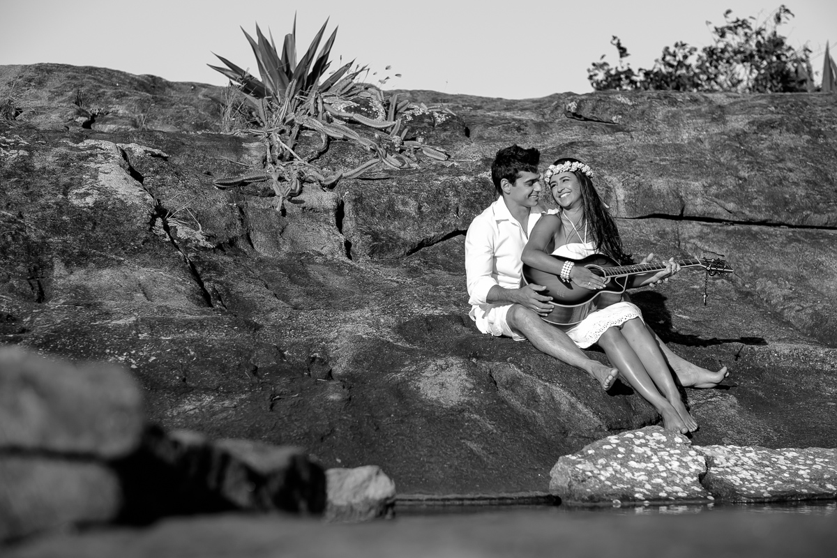 ensaio casal na praia em Guarapari céu azul praia do Morcego Felipe Vieira Fotografo ensaio casal com violão