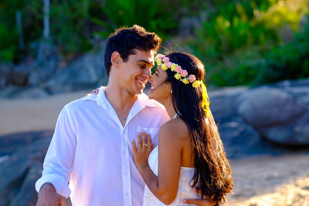 ensaio casal na praia em Guarapari céu azul praia do Morcego Felipe Vieira Fotografo ensaio casal  vestido de branco