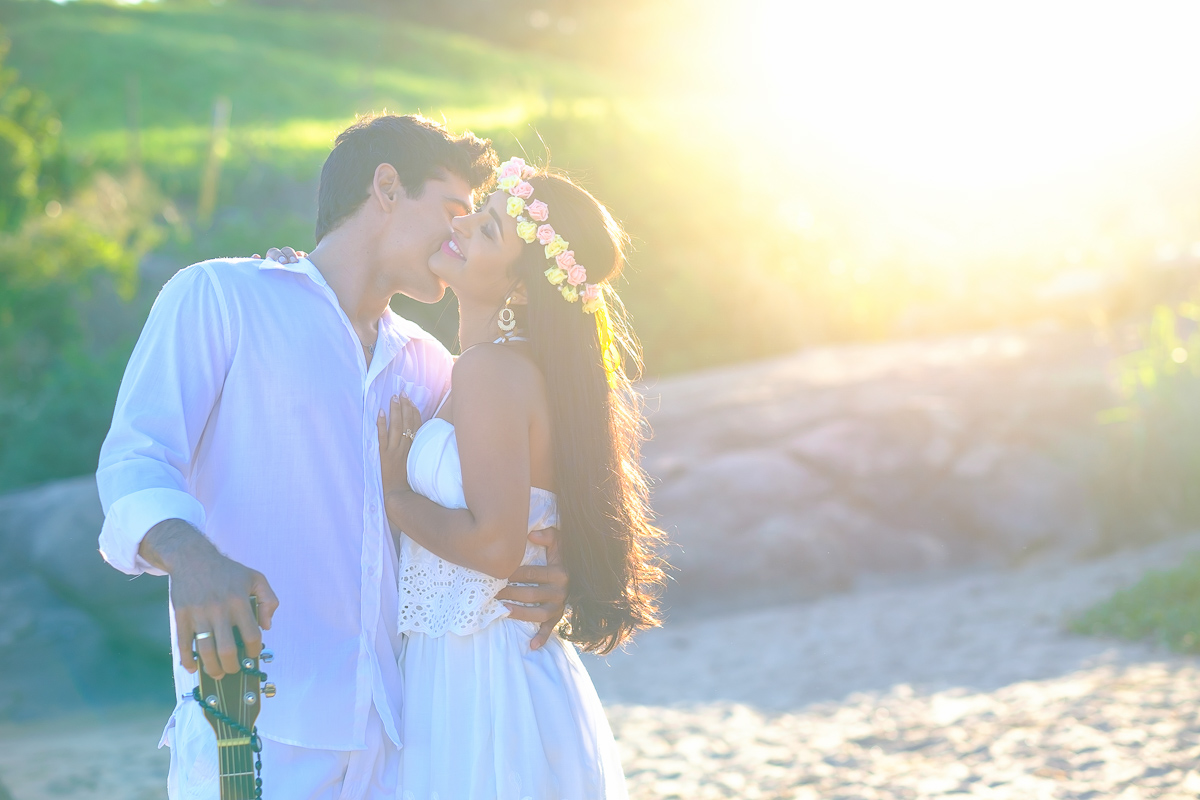 ensaio casal na praia em Guarapari céu azul praia do Morcego Felipe Vieira Fotografo ensaio casal  vestido de branco