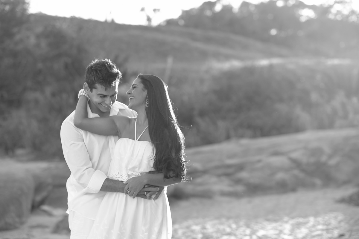 ensaio casal na praia em Guarapari céu azul praia do Morcego Felipe Vieira Fotografo ensaio casal  vestido de branco