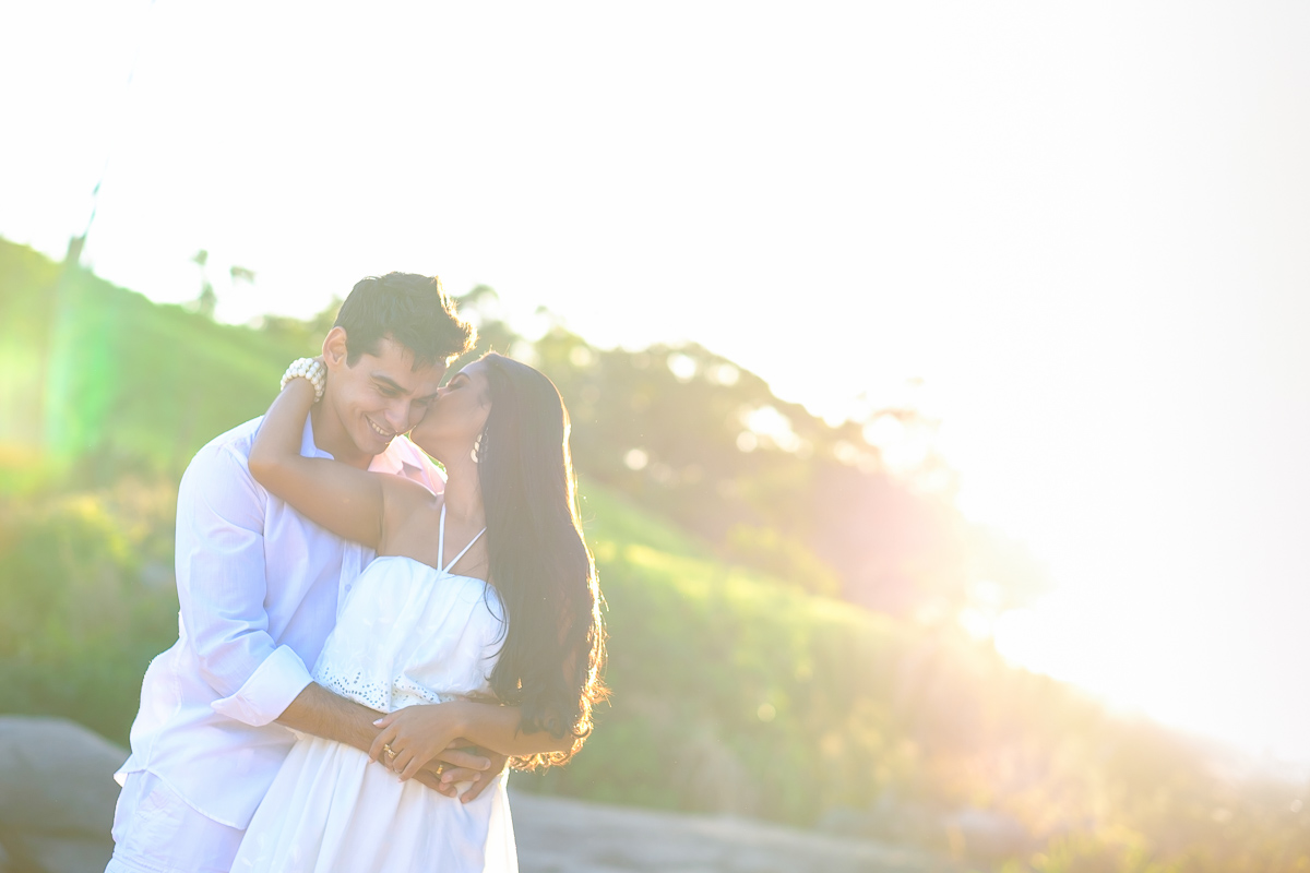 ensaio casal na praia em Guarapari céu azul praia do Morcego Felipe Vieira Fotografo ensaio casal  vestido de branco