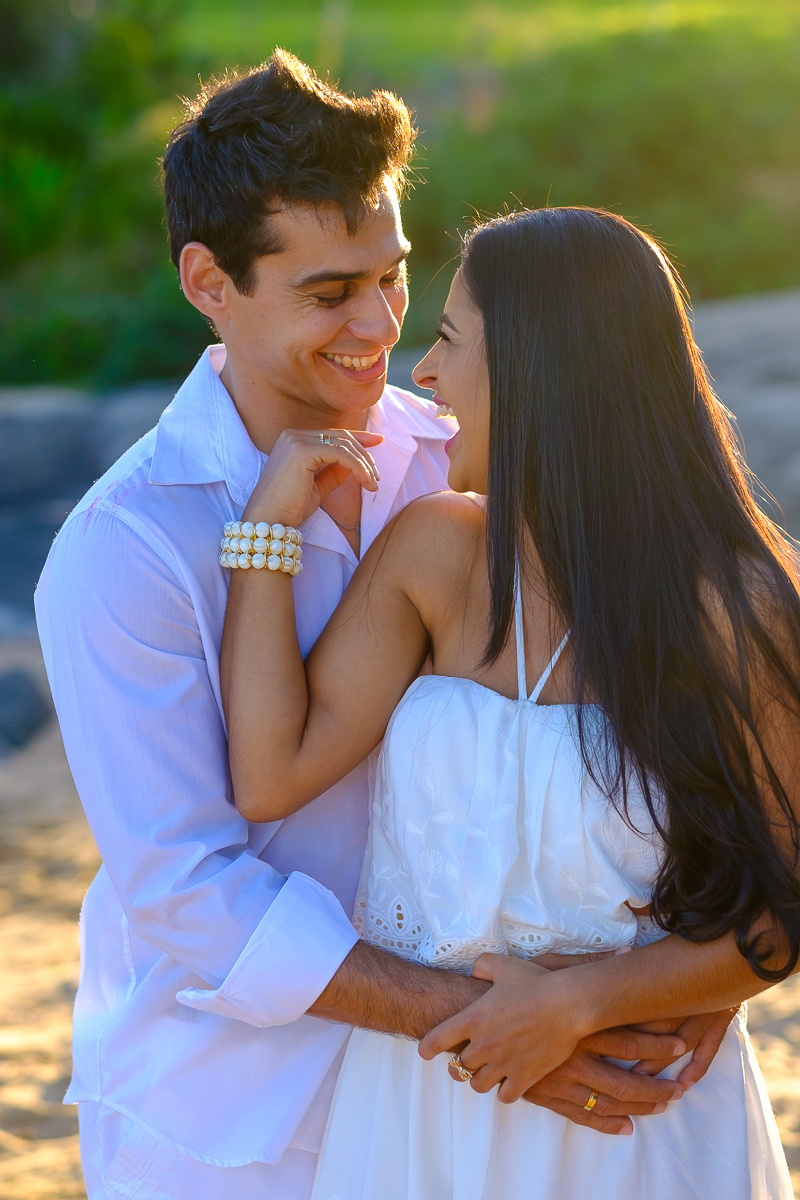 ensaio casal na praia em Guarapari céu azul praia do Morcego Felipe Vieira Fotografo ensaio casal  vestido de branco